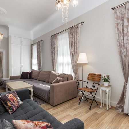 Elegant Apartment In Historical Centre & Free Locked Parking Riga Esterno foto