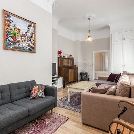Elegant Apartment In Historical Centre & Free Locked Parking Riga Esterno foto