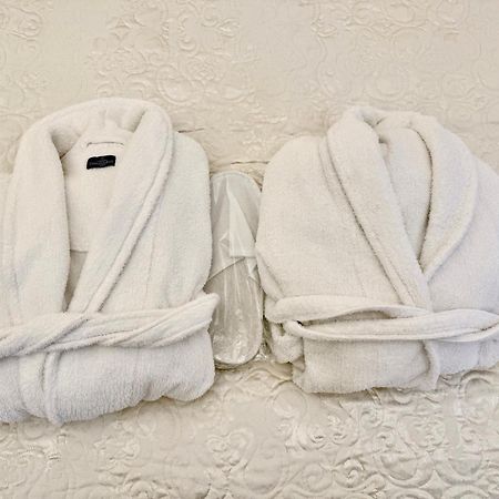 Elegant Apartment In Historical Centre & Free Locked Parking Riga Esterno foto