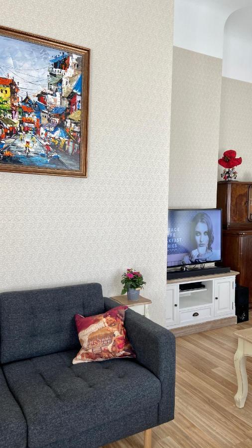 Elegant Apartment In Historical Centre & Free Locked Parking Riga Esterno foto