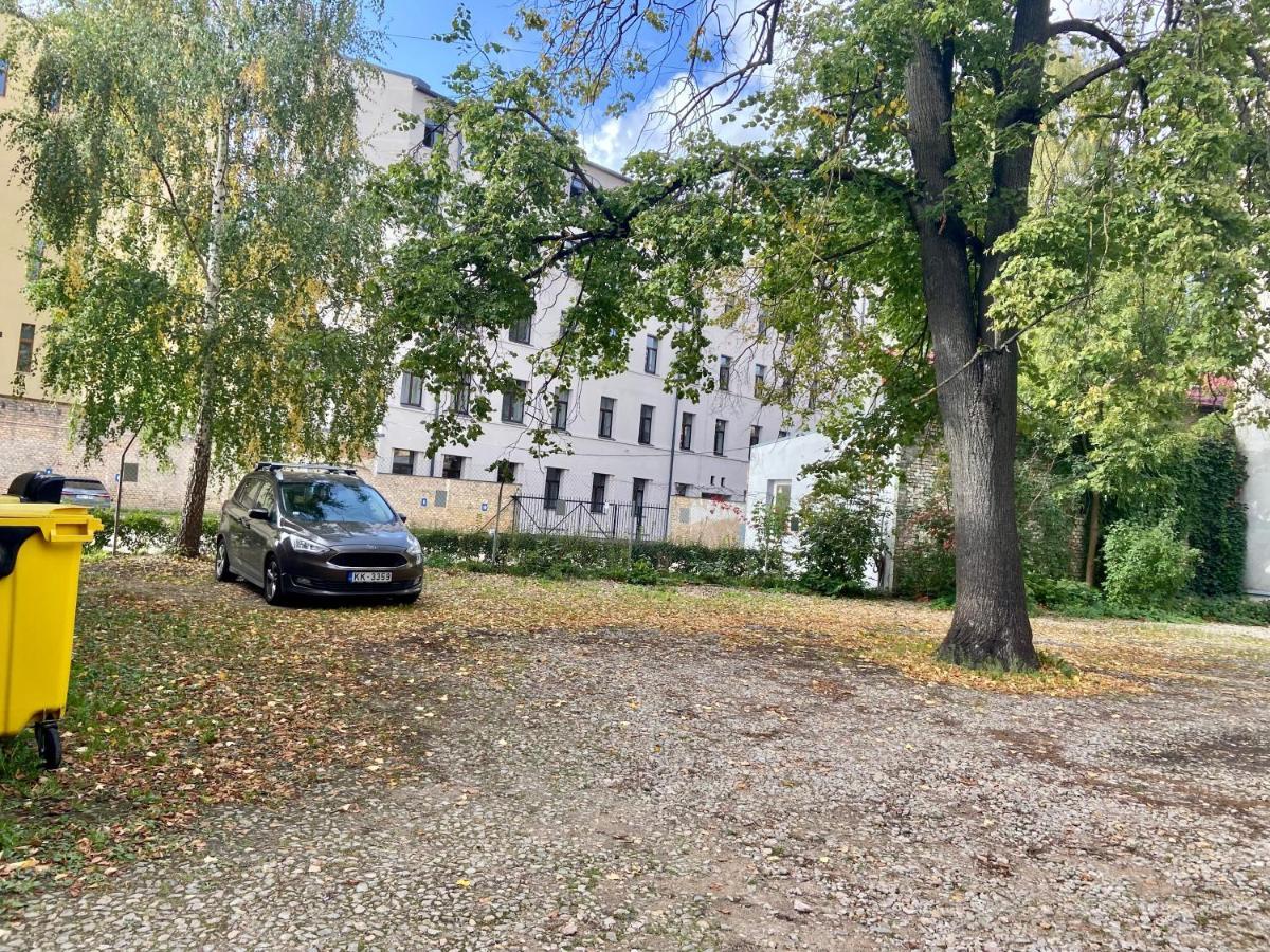 Elegant Apartment In Historical Centre & Free Locked Parking Riga Esterno foto