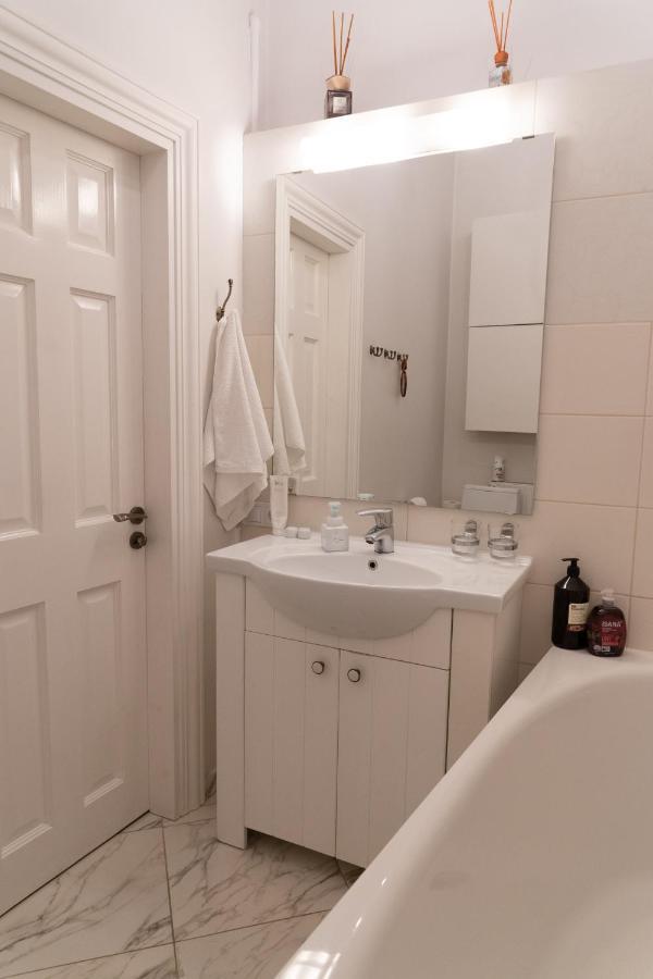 Elegant Apartment In Historical Centre & Free Locked Parking Riga Esterno foto