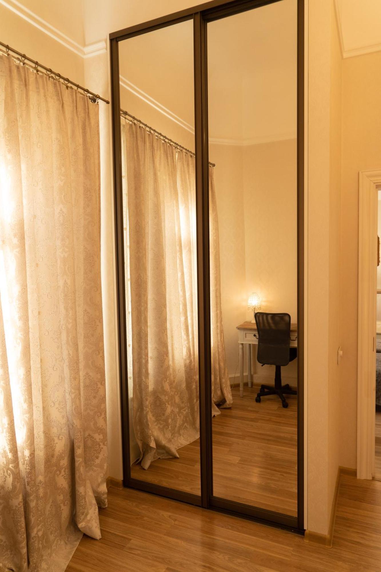 Elegant Apartment In Historical Centre & Free Locked Parking Riga Esterno foto