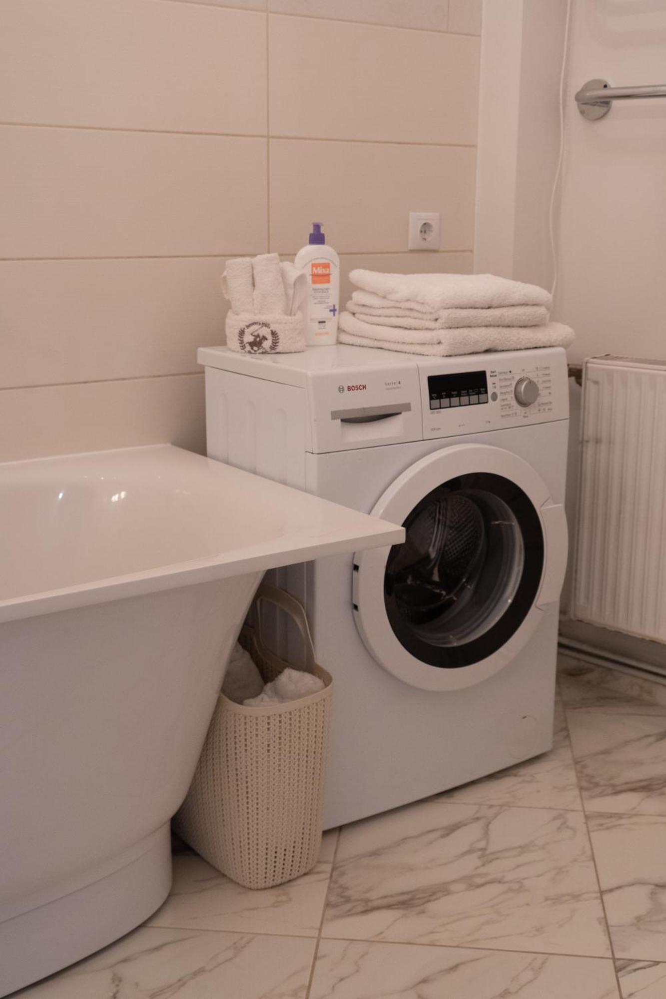 Elegant Apartment In Historical Centre & Free Locked Parking Riga Esterno foto