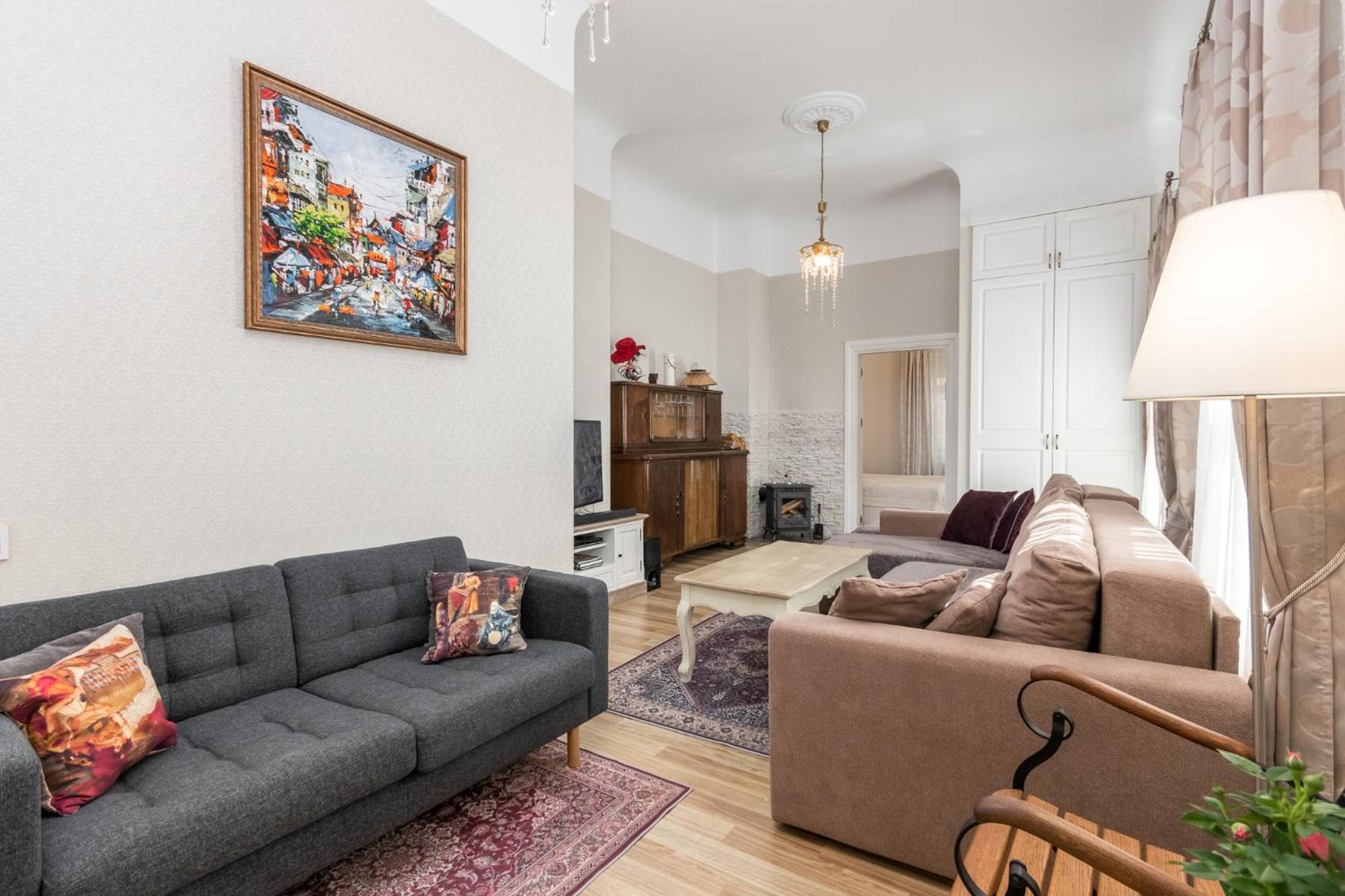 Elegant Apartment In Historical Centre & Free Locked Parking Riga Esterno foto