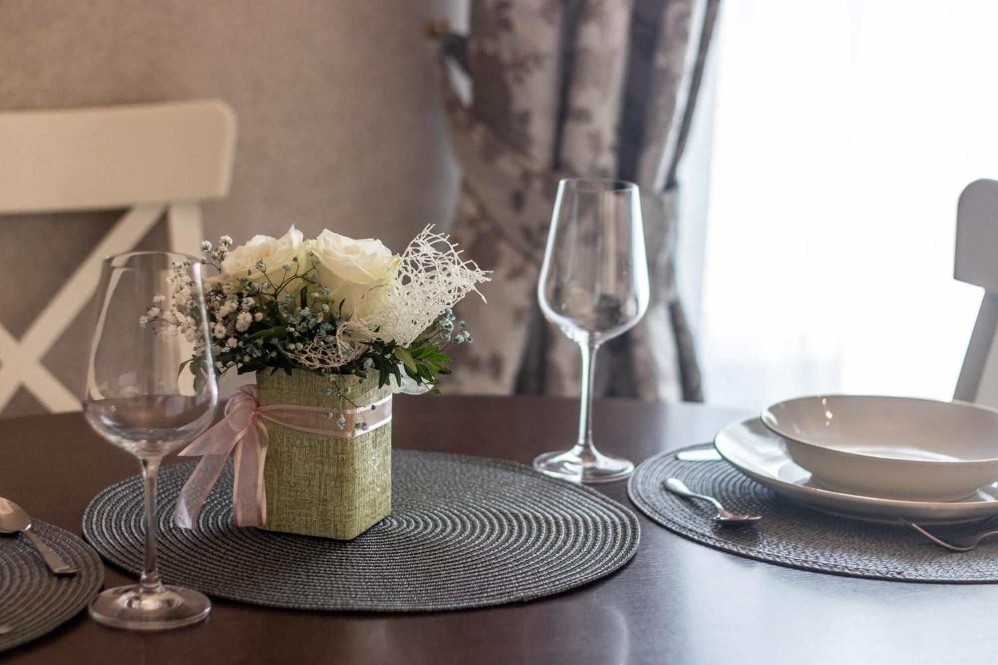Elegant Apartment In Historical Centre & Free Locked Parking Riga Esterno foto