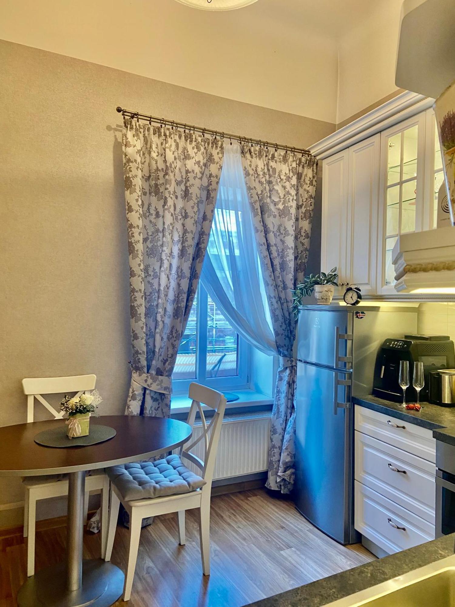 Elegant Apartment In Historical Centre & Free Locked Parking Riga Esterno foto