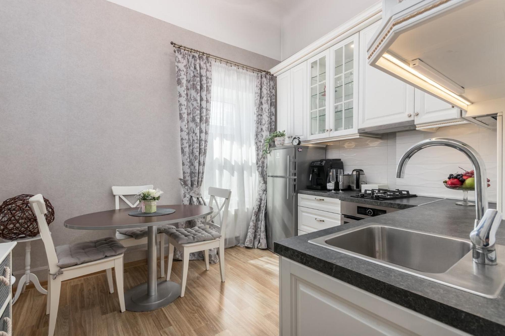 Elegant Apartment In Historical Centre & Free Locked Parking Riga Esterno foto