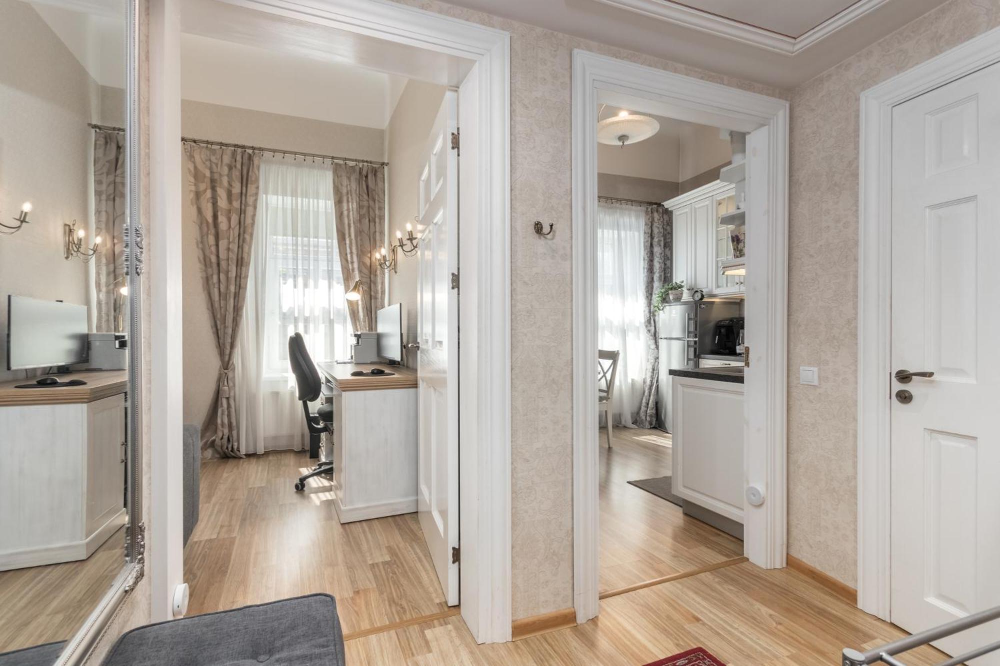 Elegant Apartment In Historical Centre & Free Locked Parking Riga Esterno foto