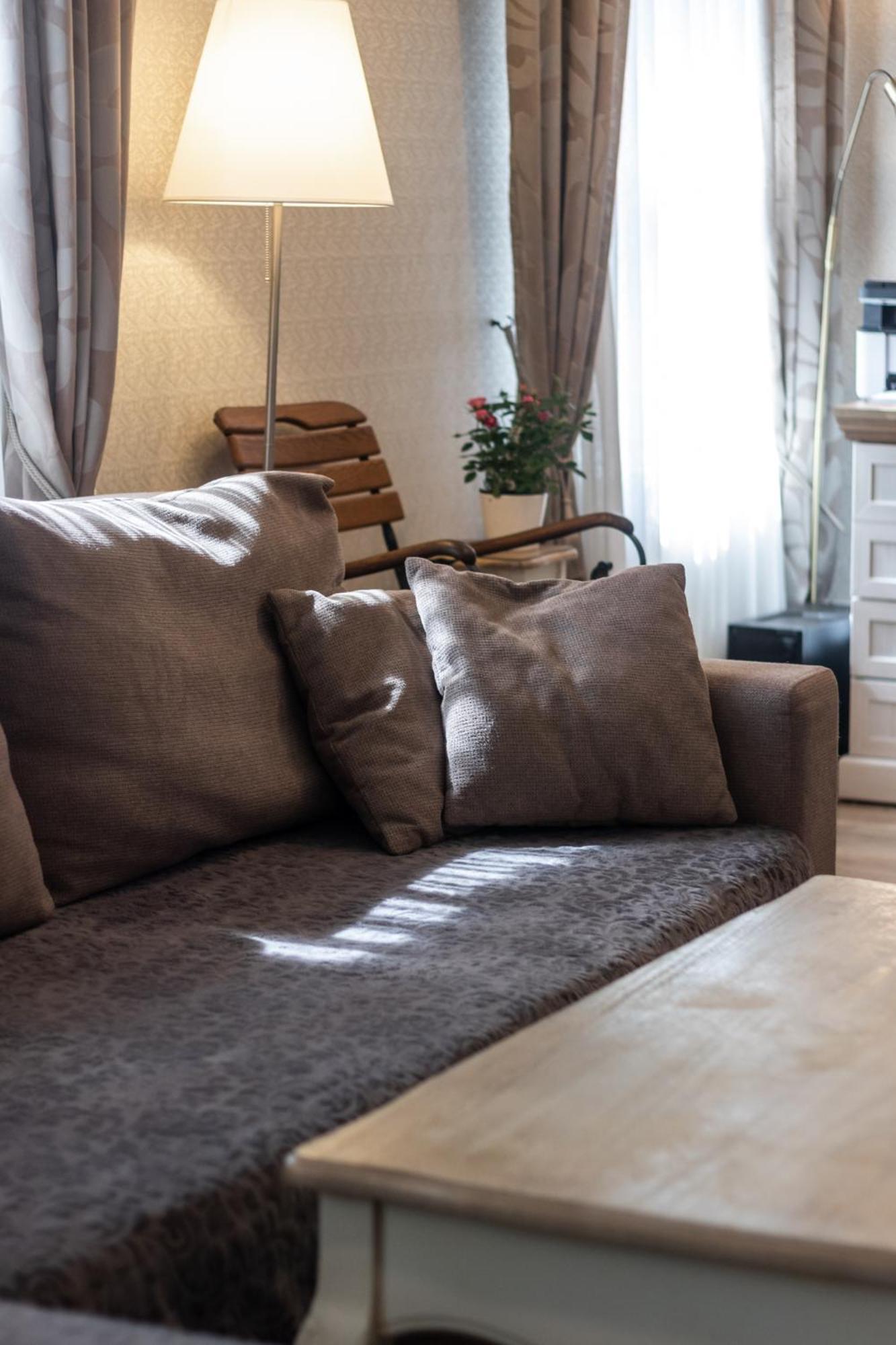 Elegant Apartment In Historical Centre & Free Locked Parking Riga Esterno foto