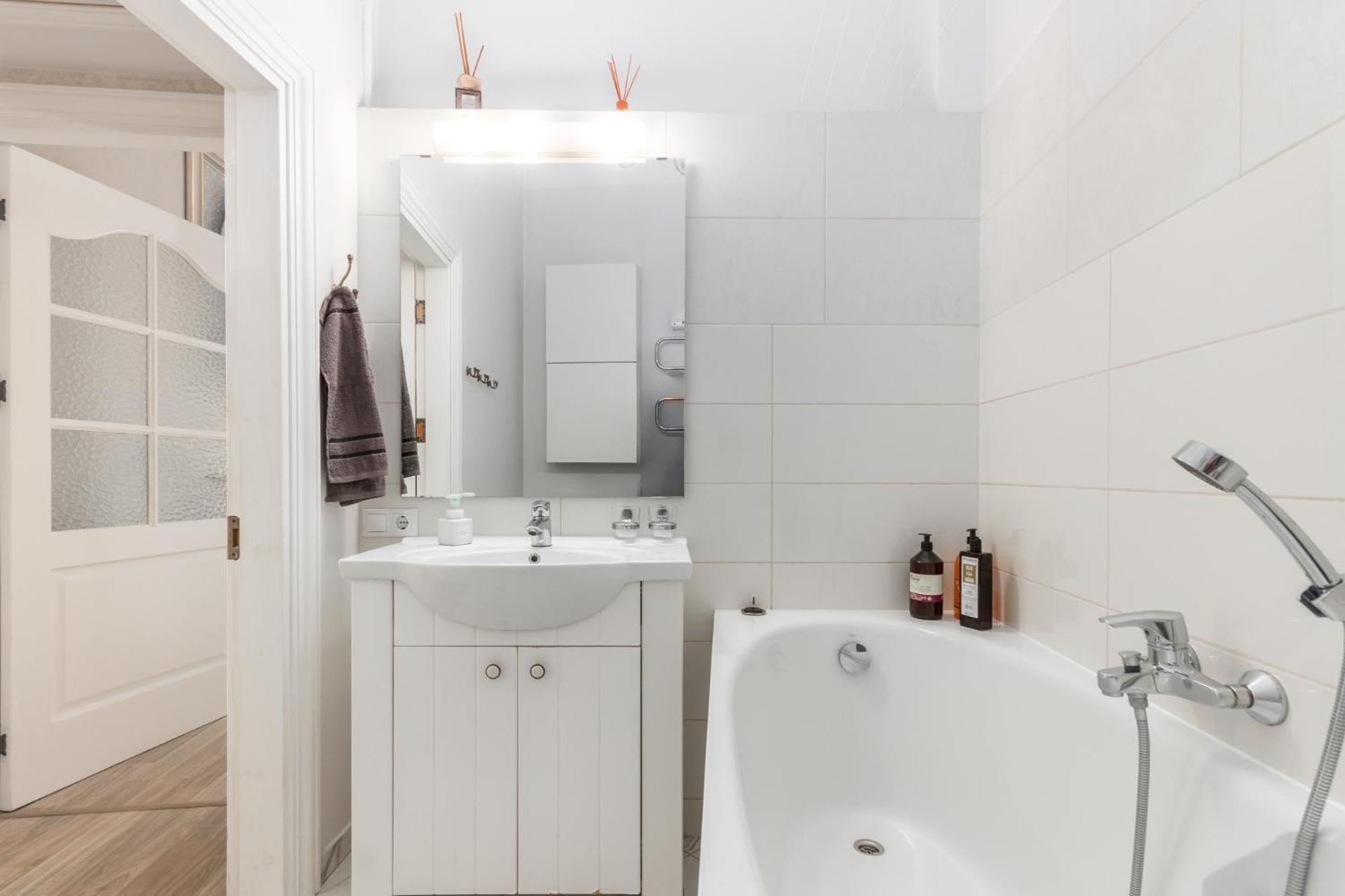 Elegant Apartment In Historical Centre & Free Locked Parking Riga Esterno foto