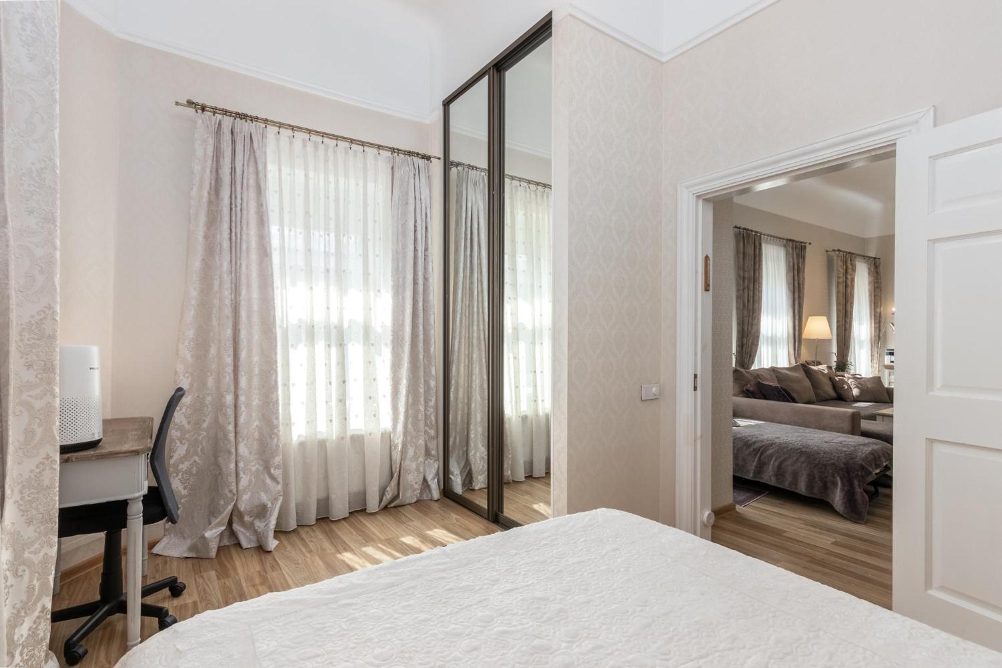 Elegant Apartment In Historical Centre & Free Locked Parking Riga Esterno foto