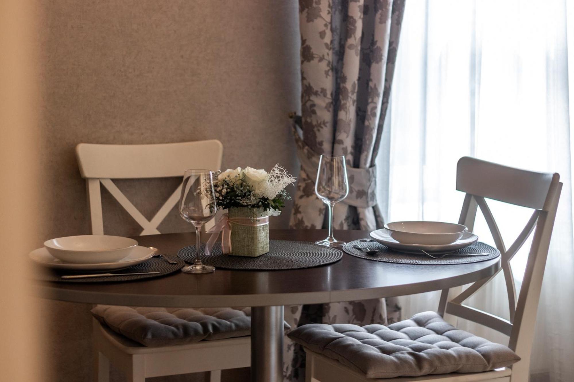 Elegant Apartment In Historical Centre & Free Locked Parking Riga Esterno foto
