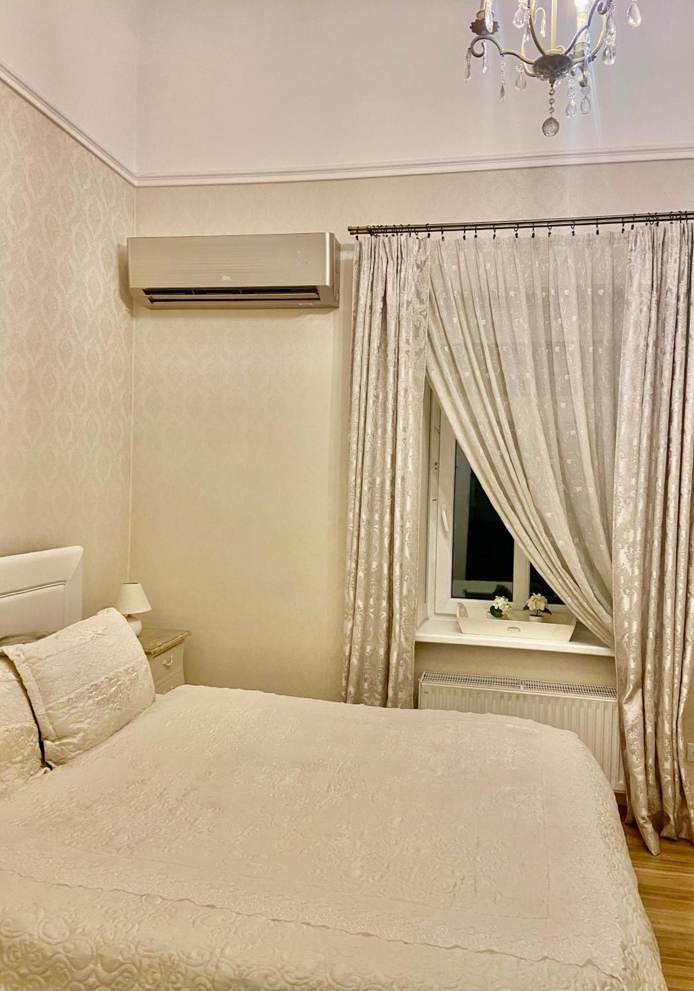 Elegant Apartment In Historical Centre & Free Locked Parking Riga Esterno foto
